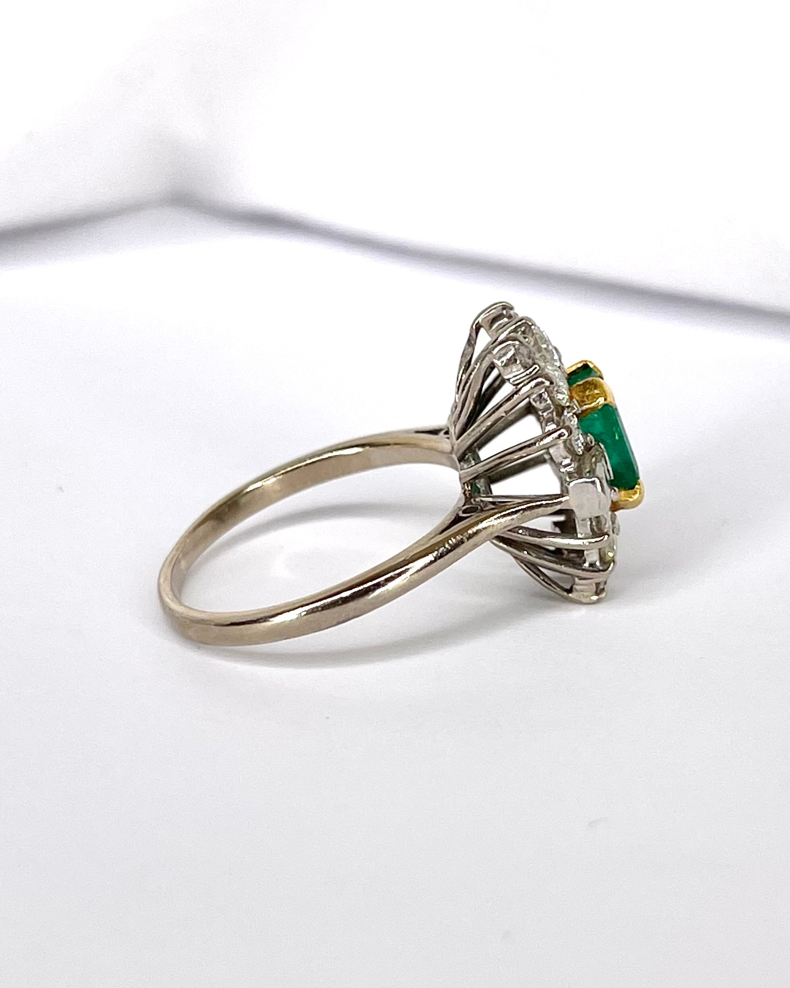 Anillo Margarita Esmeralda 1.30 quilates y Diamantes 1.04 quilates "Beatriz"