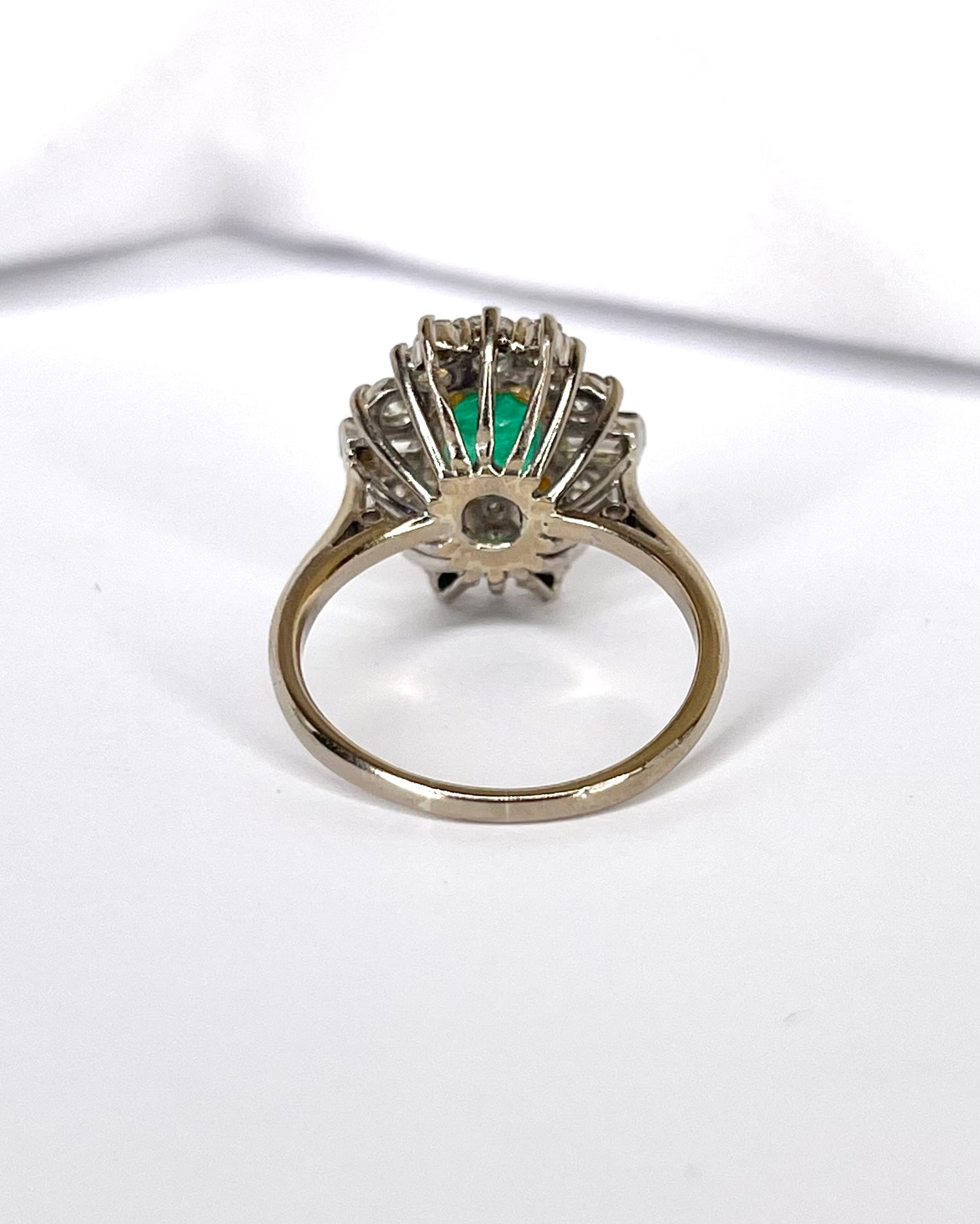 Anillo Margarita Esmeralda 1.30 quilates y Diamantes 1.04 quilates "Beatriz"