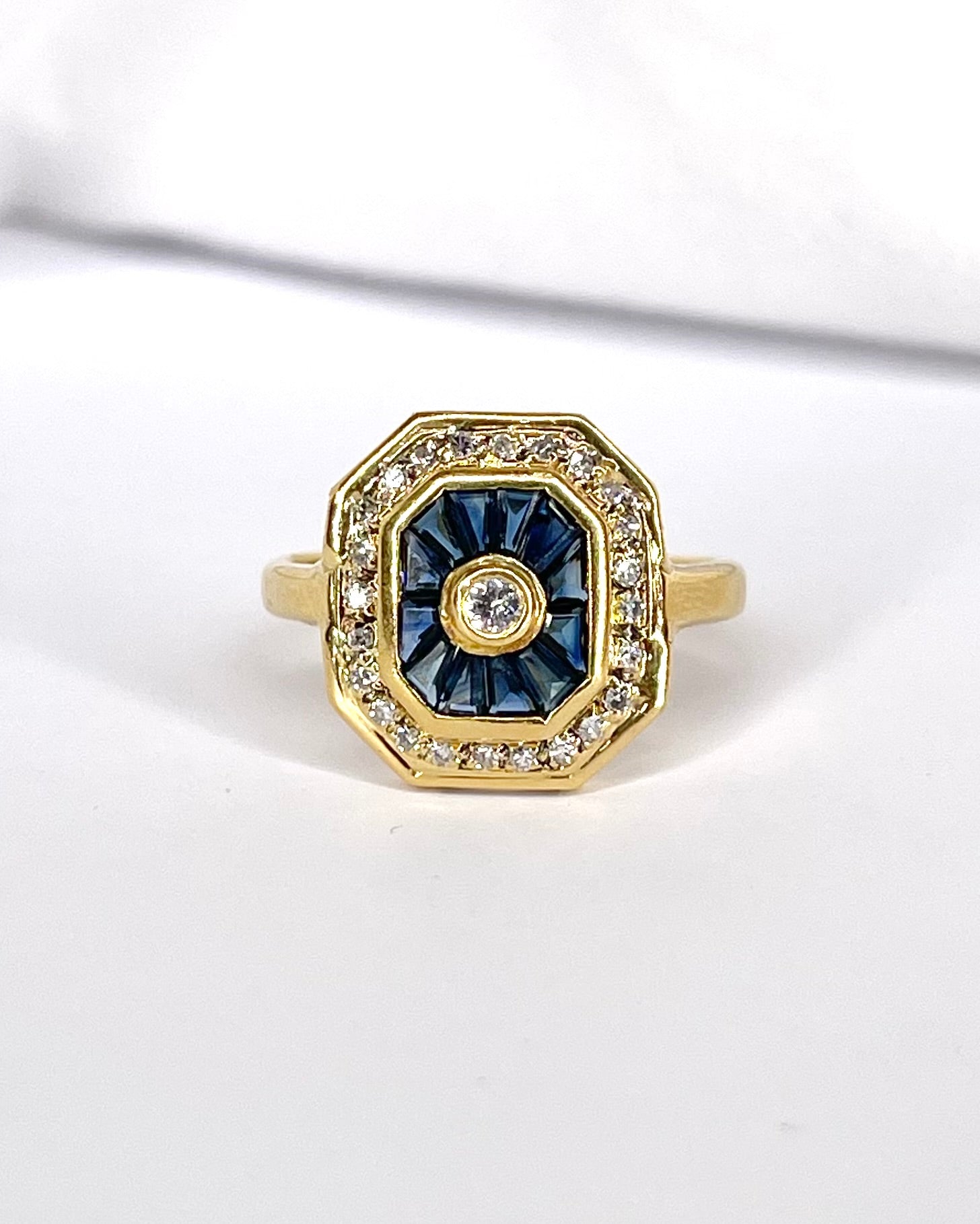 Anillo estilo Art Déco 12 zafiros 0,84 quilates y 25 diamantes "Madeline"