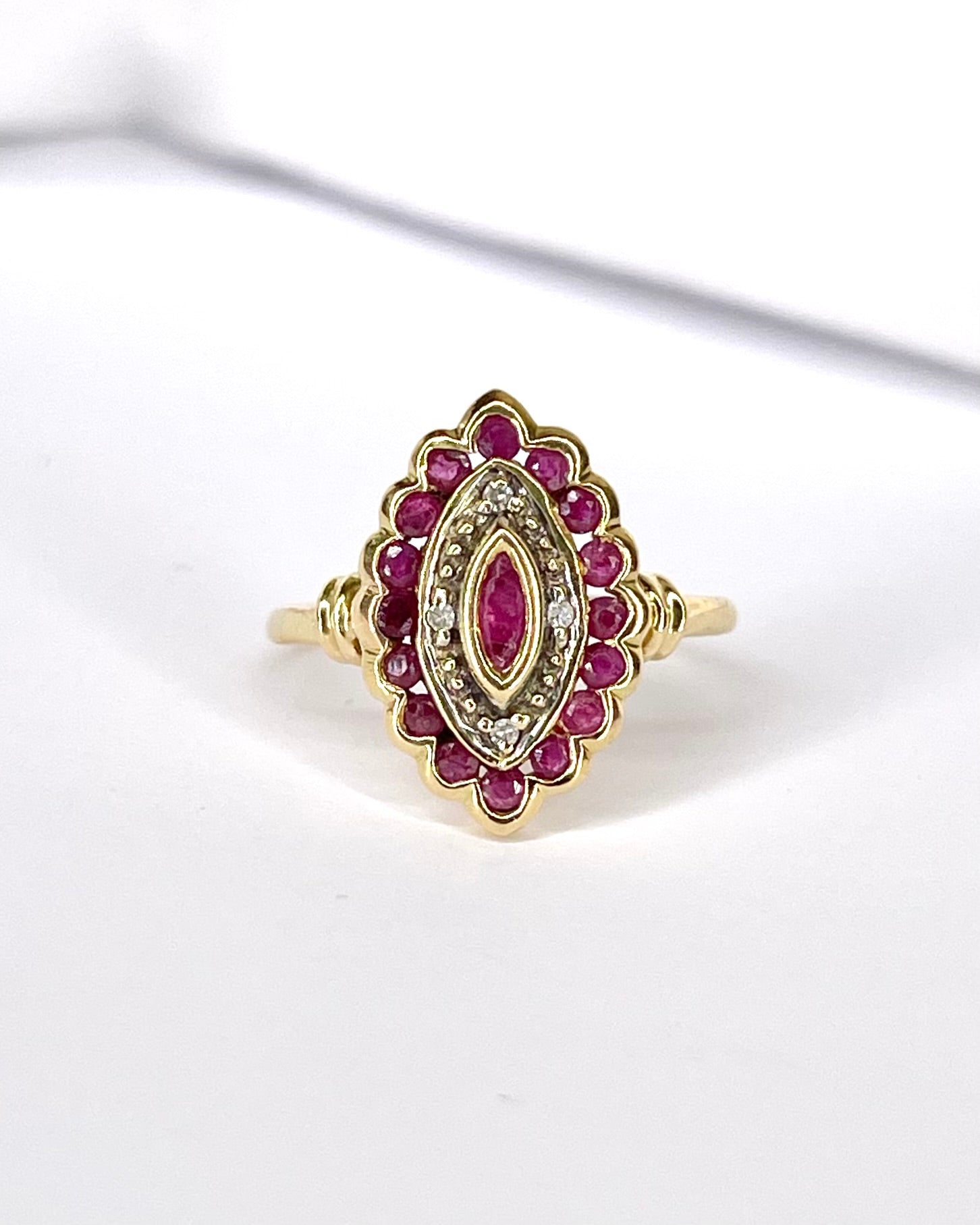 Anillo estilo Art Déco 17 rubíes 0,54 quilates y diamantes "Dana"