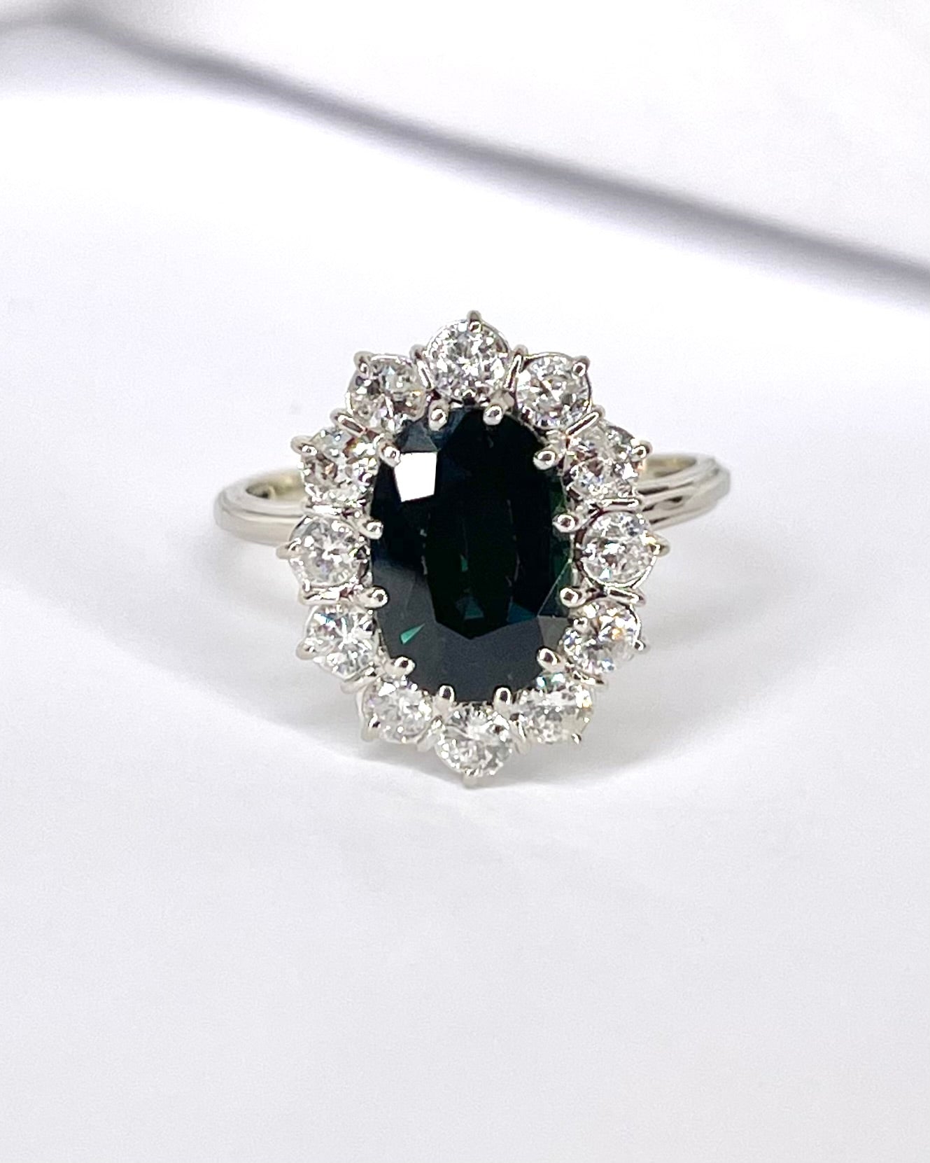 Anillo Marguerite Zafiro 3 quilates y 12 diamantes 0,84 quilates "Aymone"