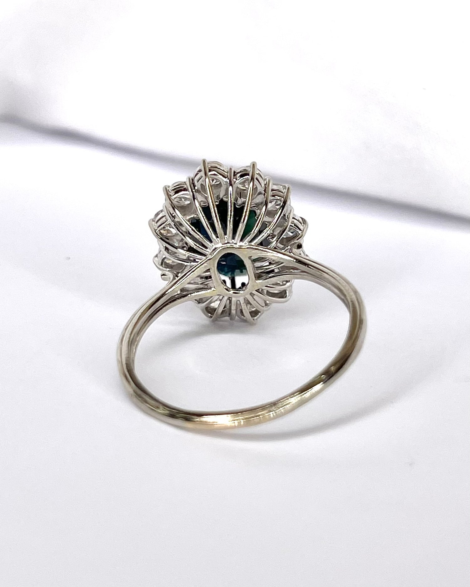 Anillo Marguerite Zafiro 3 quilates y 12 diamantes 0,84 quilates "Aymone"