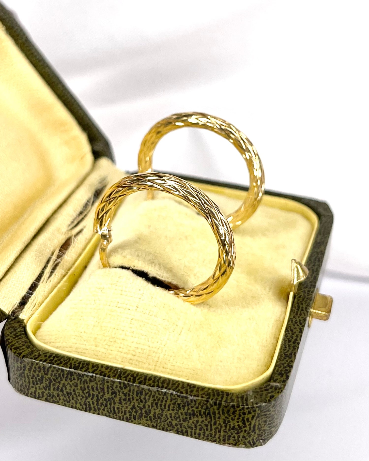 Aros de oro amarillo de 18 quilates "Daniella"