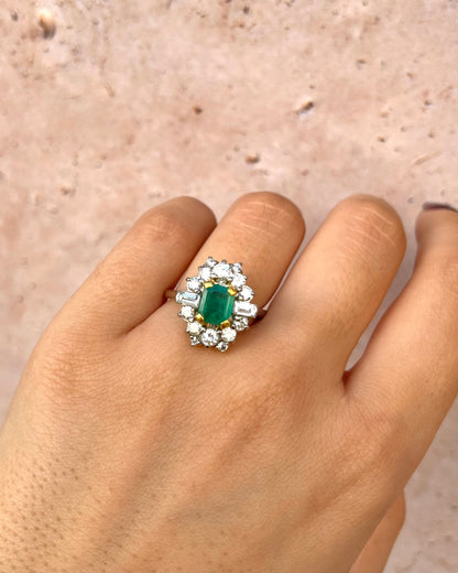 Anillo Margarita Esmeralda 1.30 quilates y Diamantes 1.04 quilates "Beatriz"