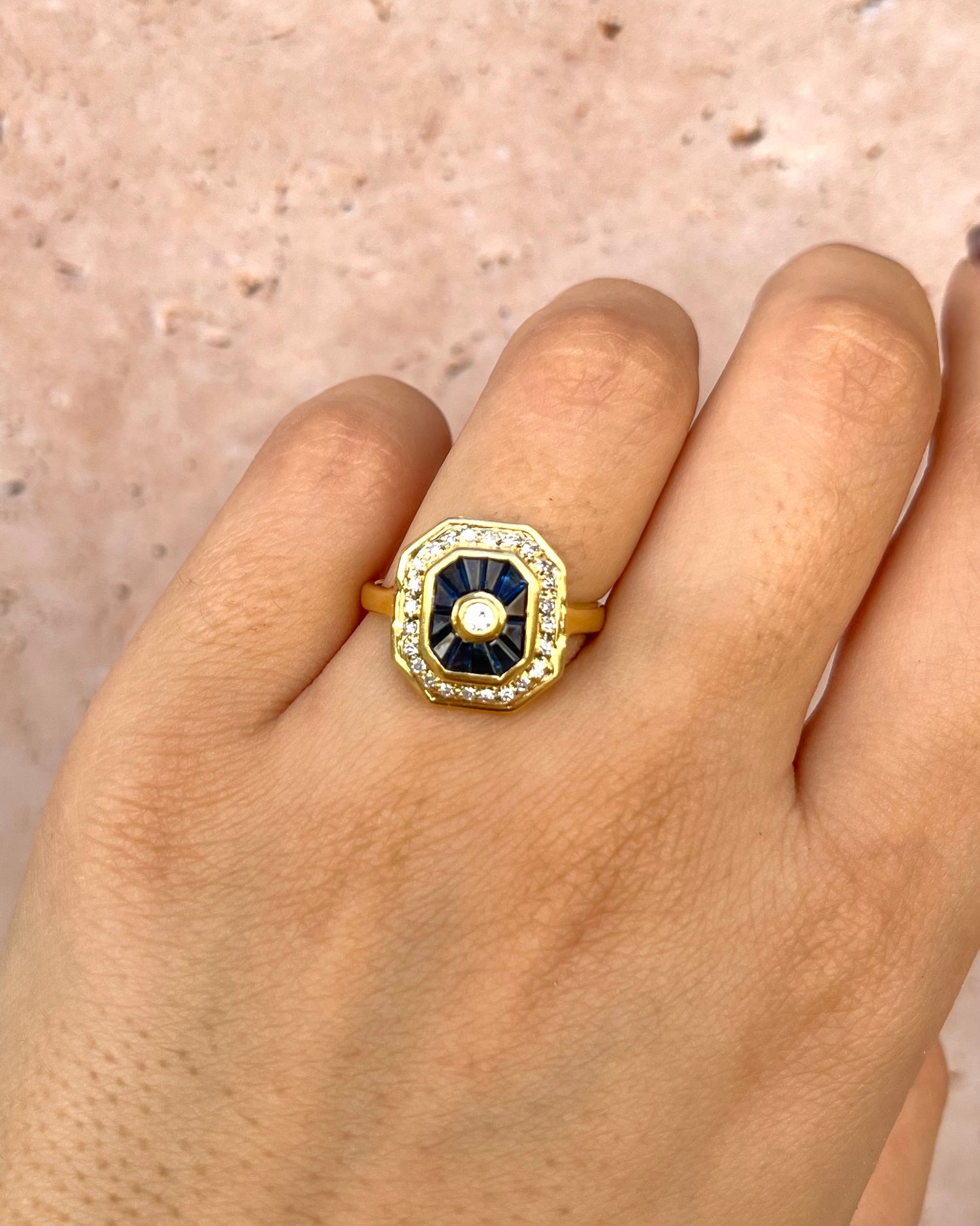 Anillo estilo Art Déco 12 zafiros 0,84 quilates y 25 diamantes "Madeline"