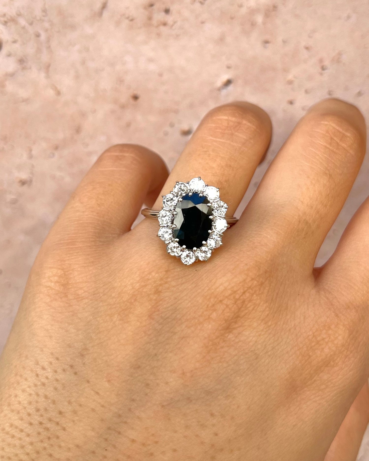 Anillo Marguerite Zafiro 3 quilates y 12 diamantes 0,84 quilates "Aymone"