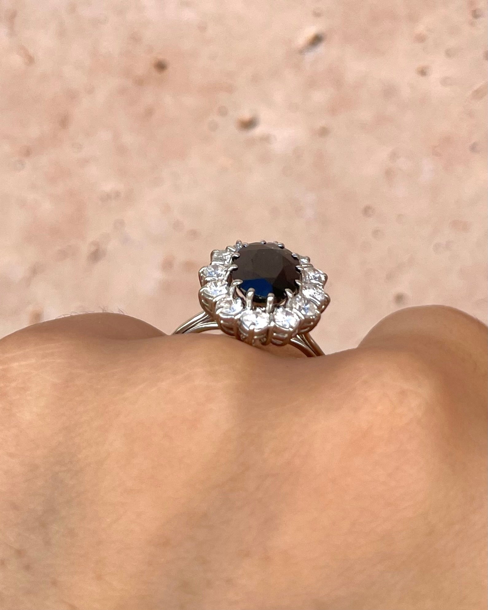 Anillo Marguerite Zafiro 3 quilates y 12 diamantes 0,84 quilates "Aymone"