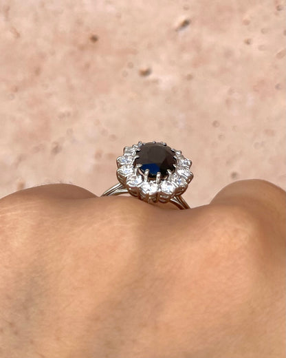 Anillo Marguerite Zafiro 3 quilates y 12 diamantes 0,84 quilates "Aymone"