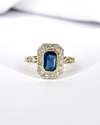 Bague Style Art-Déco Saphir 1.40 carat &amp; 16 Diamants "Aliénor"