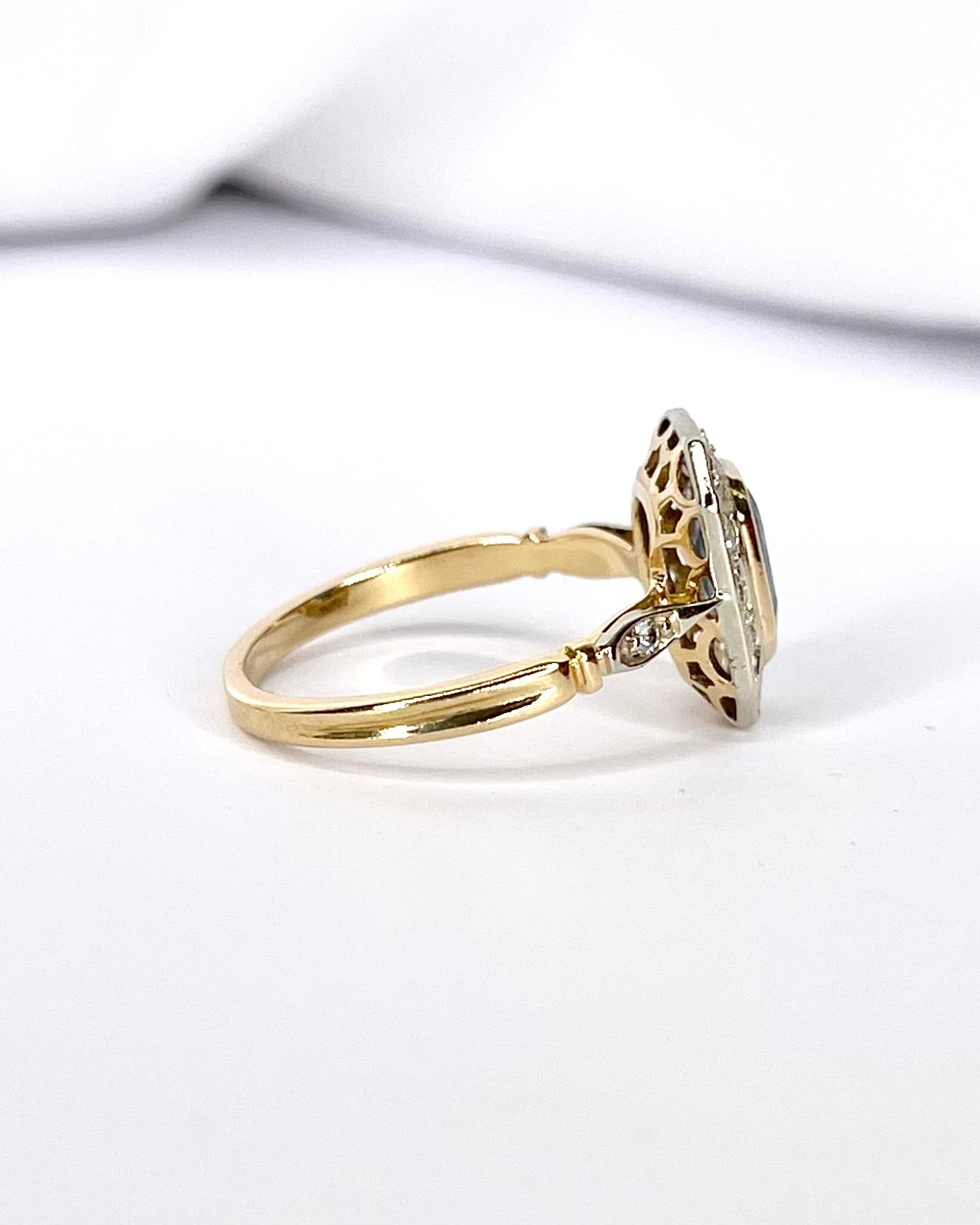 Bague Style Art-Déco Saphir 1.40 carat &amp; 16 Diamants "Aliénor"