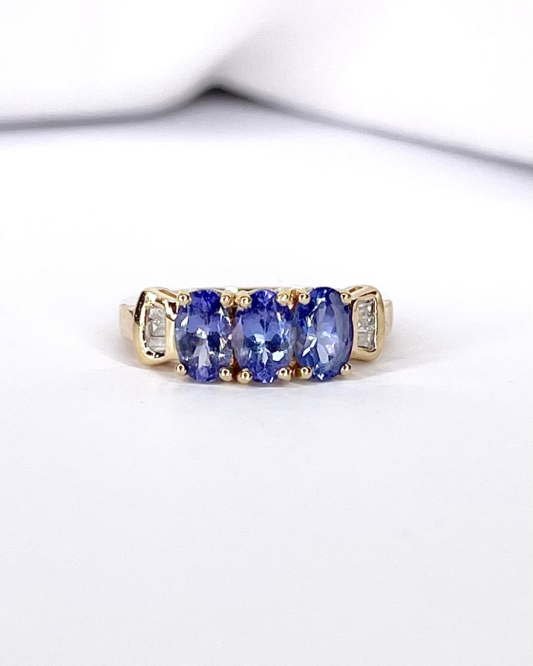 Anillo Trilogía Tanzanitas 1.35 quilates y Diamantes "Cléa"