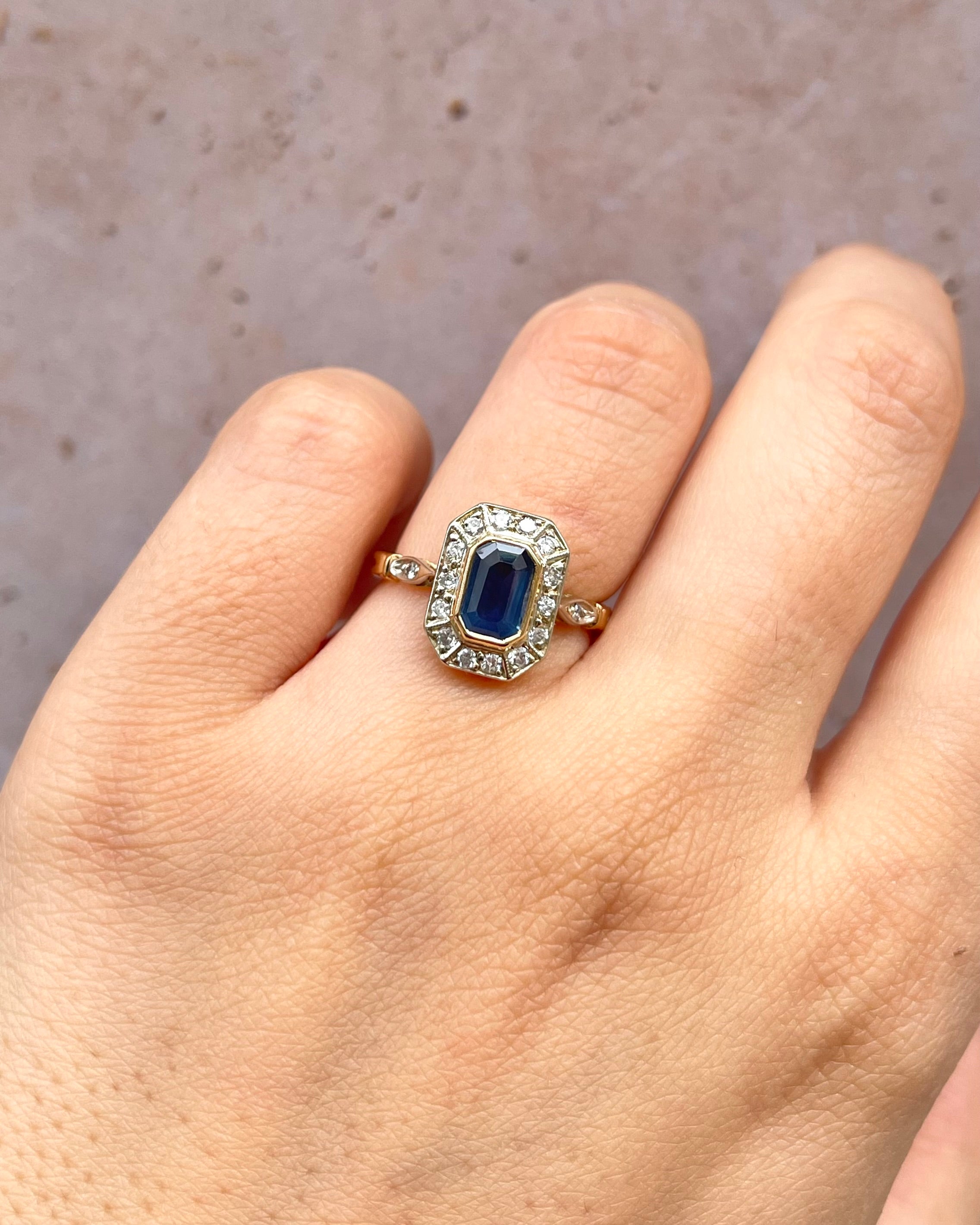 Bague Style Art-Déco Saphir 1.40 carat &amp; 16 Diamants "Aliénor"