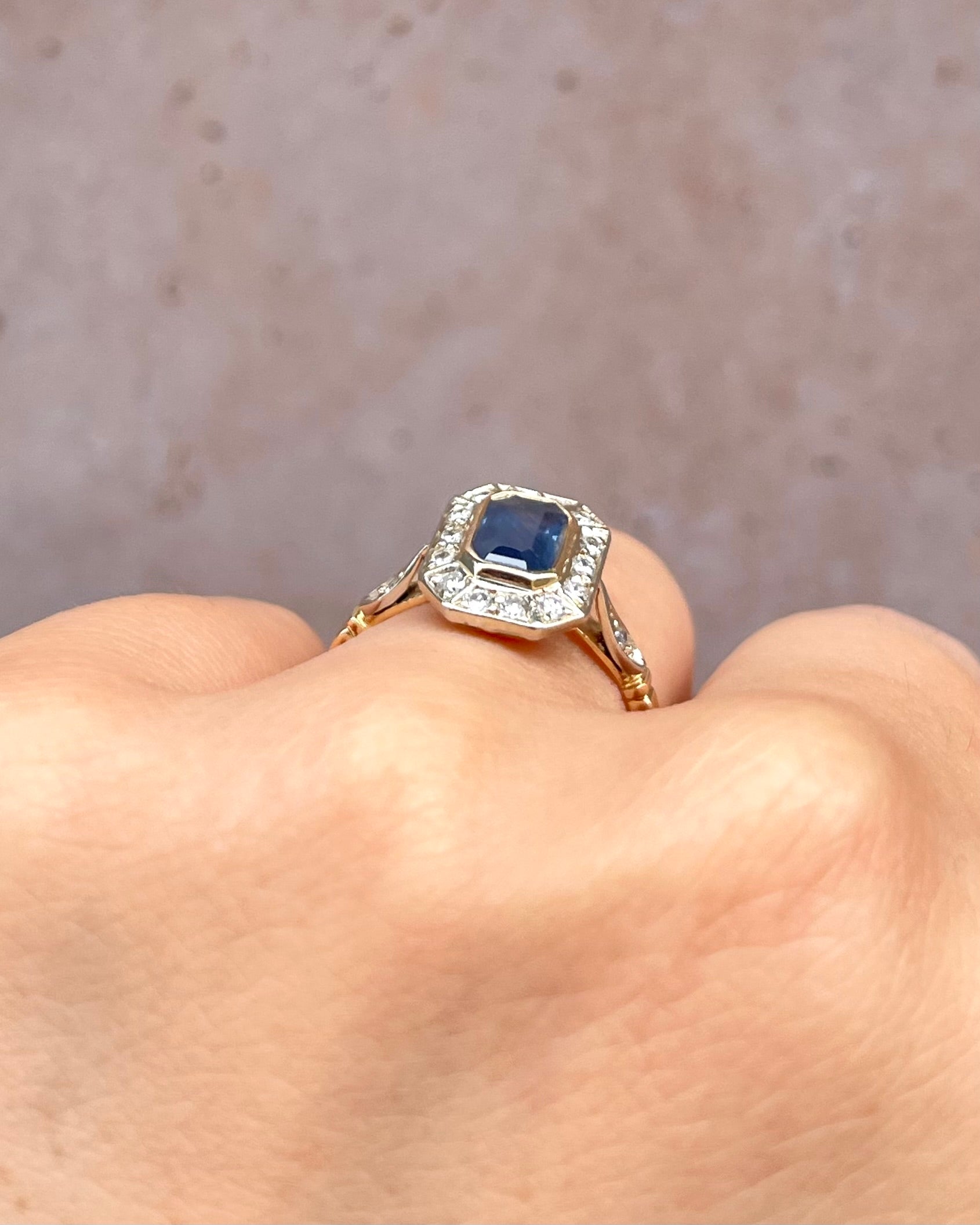 Bague Style Art-Déco Saphir 1.40 carat &amp; 16 Diamants "Aliénor"