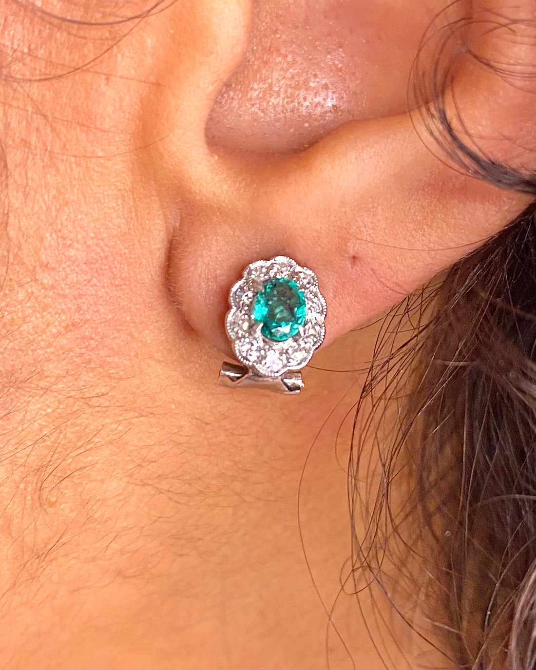 Boucles Clips Marguerite Émeraudes 0.90 carat &amp; Diamants "Carrie" - Elliade Paris