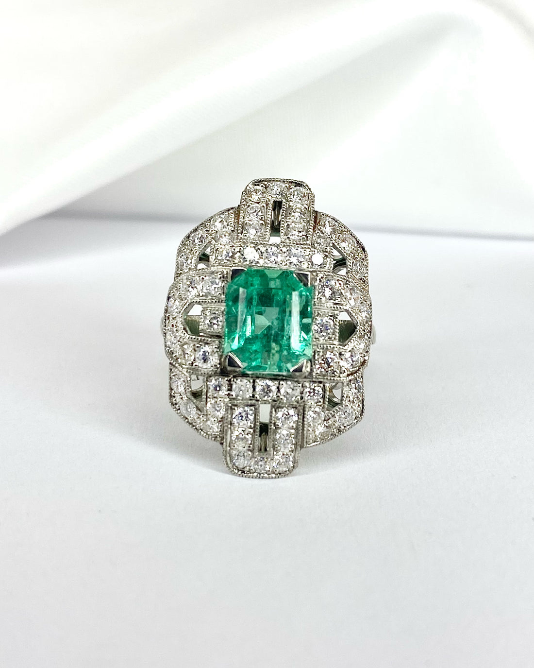 Bague Style Art Déco Émeraude 2.85 carats &amp; Diamants 0.54 carat "Nastasia" - Elliade Paris