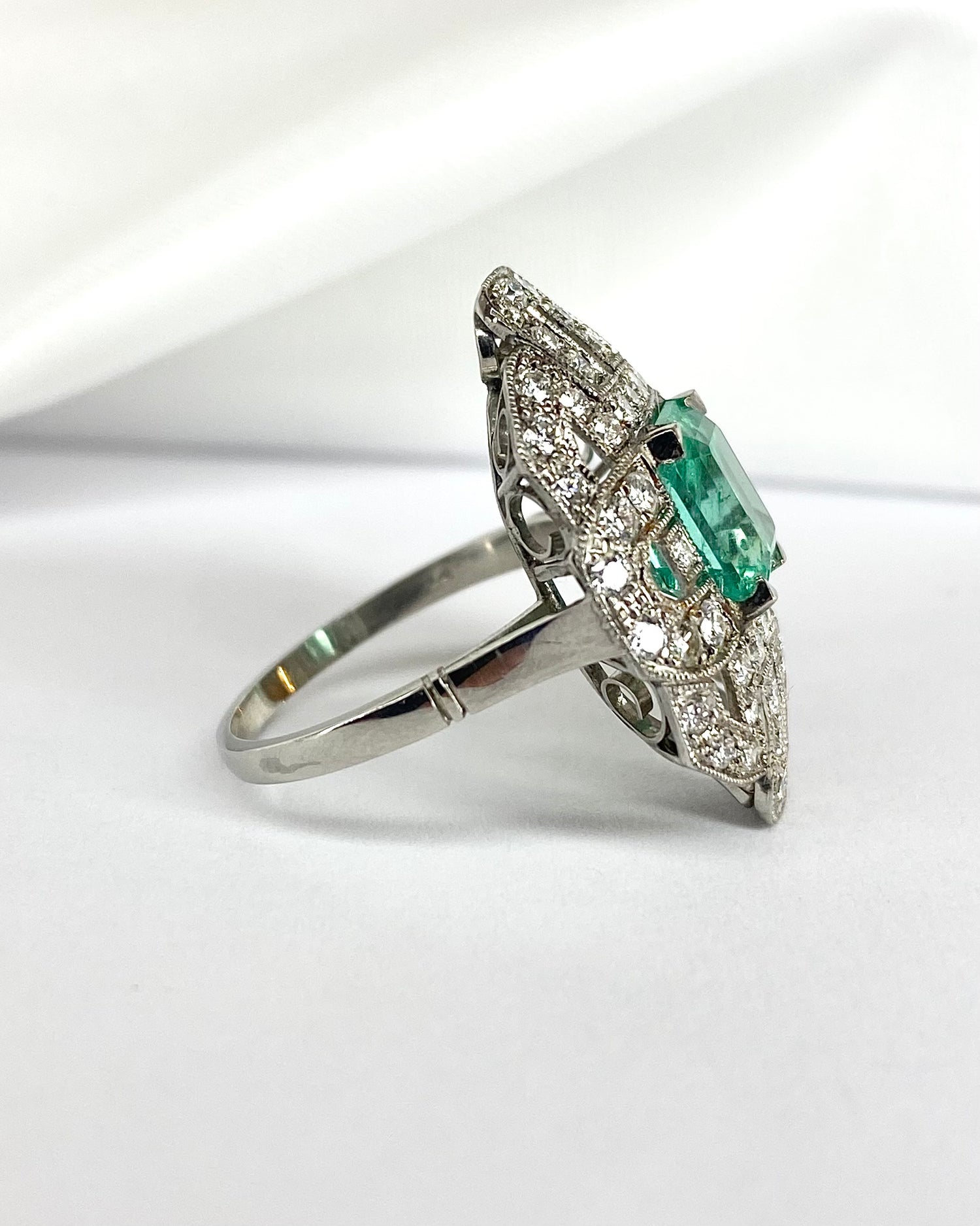 Bague Style Art Déco Émeraude 2.85 carats &amp; Diamants 0.54 carat "Nastasia" - Elliade Paris