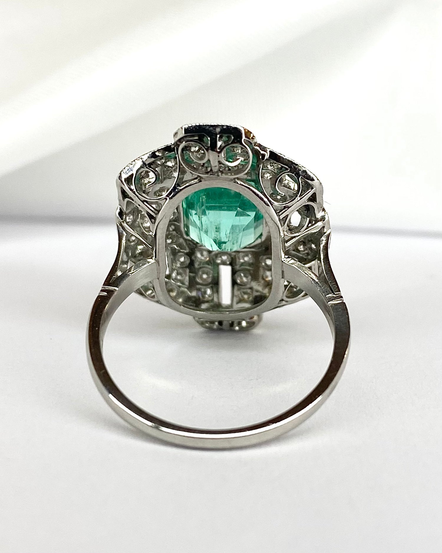 Bague Style Art Déco Émeraude 2.85 carats &amp; Diamants 0.54 carat "Nastasia" - Elliade Paris