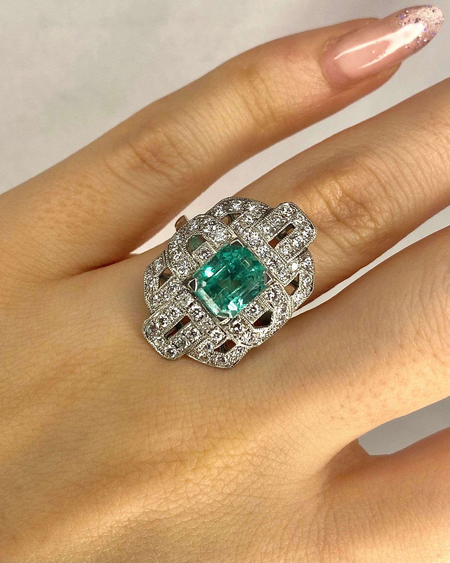 Bague Style Art Déco Émeraude 2.85 carats &amp; Diamants 0.54 carat "Nastasia" - Elliade Paris