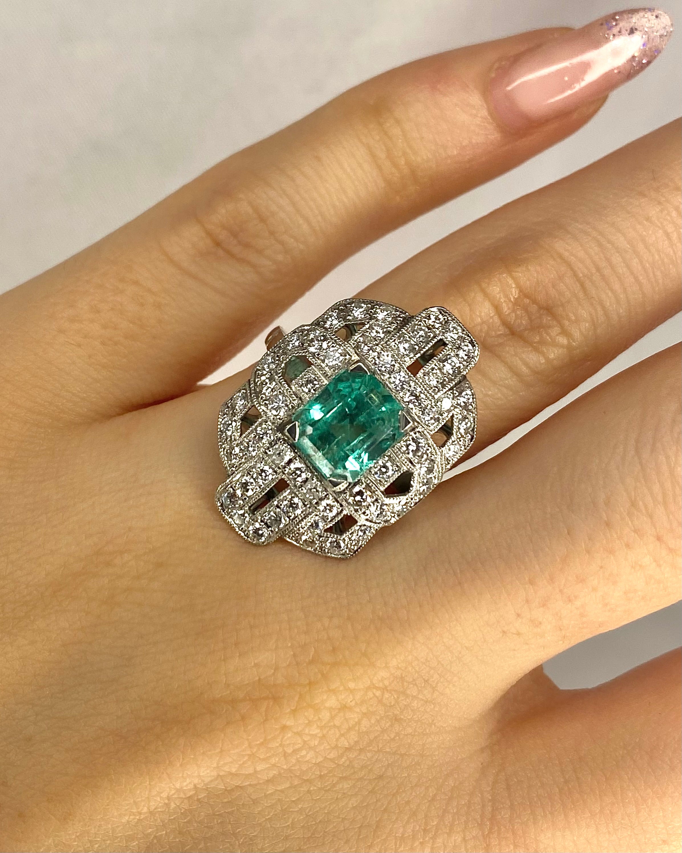 Bague Style Art Déco Émeraude 2.85 carats &amp; Diamants 0.54 carat "Nastasia" - Elliade Paris