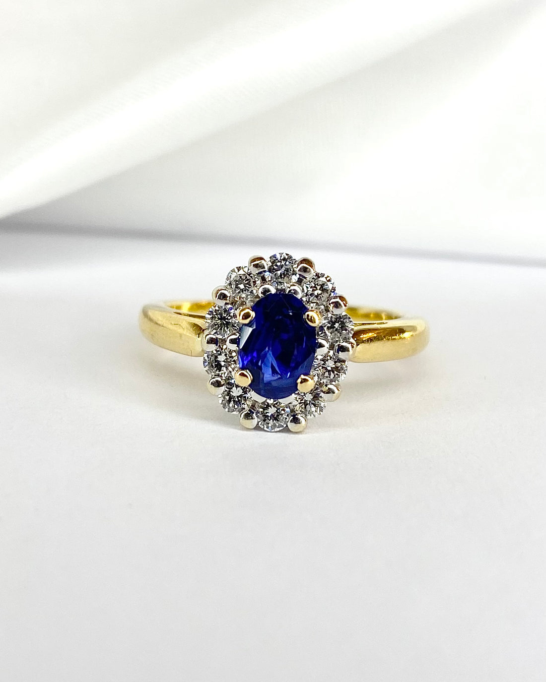 Bague Marguerite Saphir 1.30 carat &amp; Diamants 0.50 carat "Amalia" - Elliade Paris