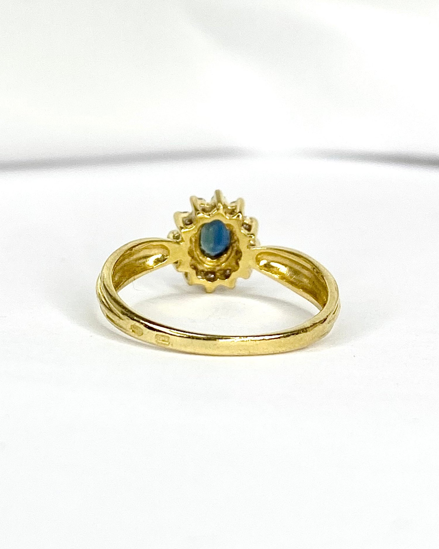 Marguerite Ring Sapphire 0.43 carat &amp; Diamonds "Mathilde"