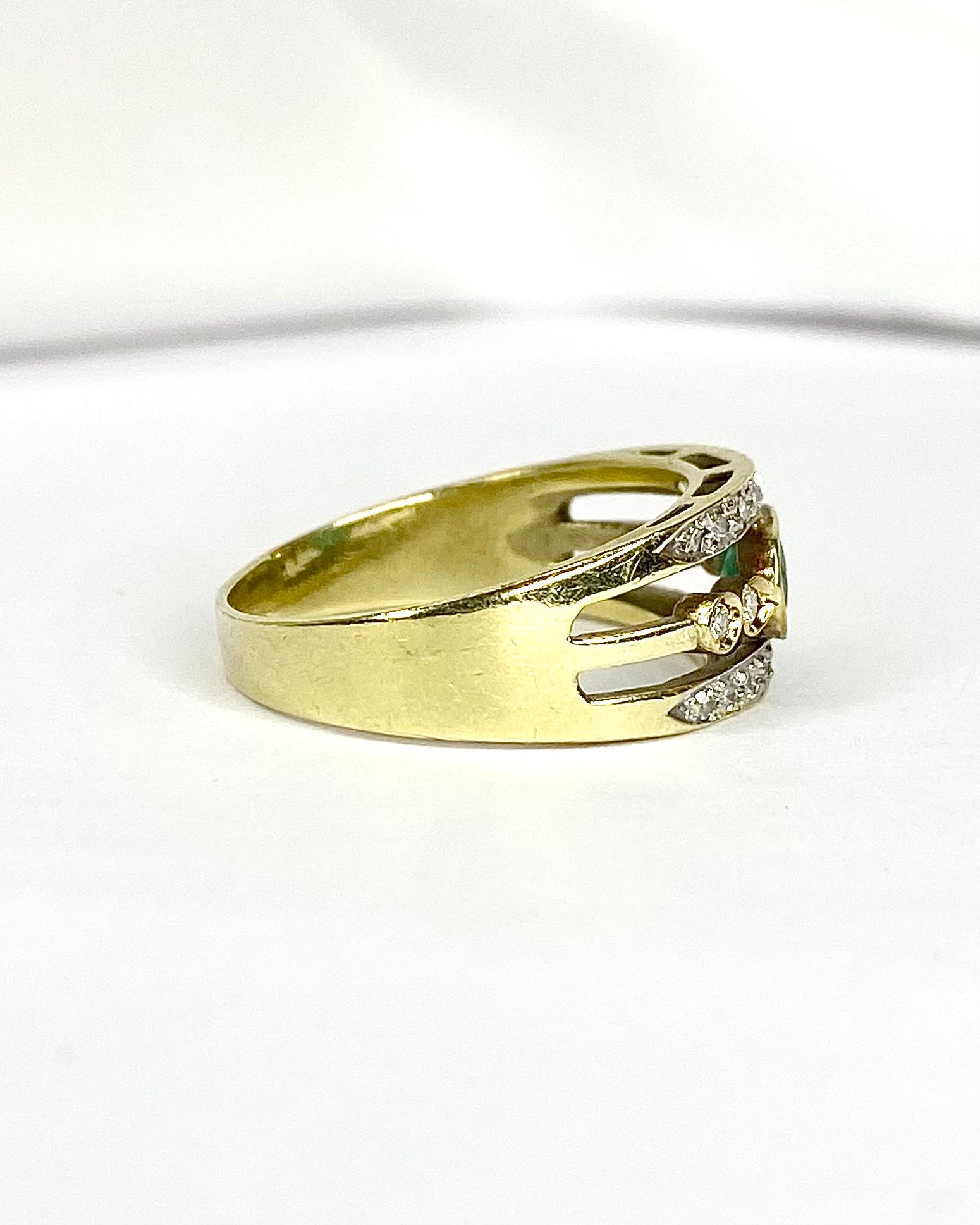 Emerald 0.38 Carat and Diamonds "Olympe" Bangle Ring