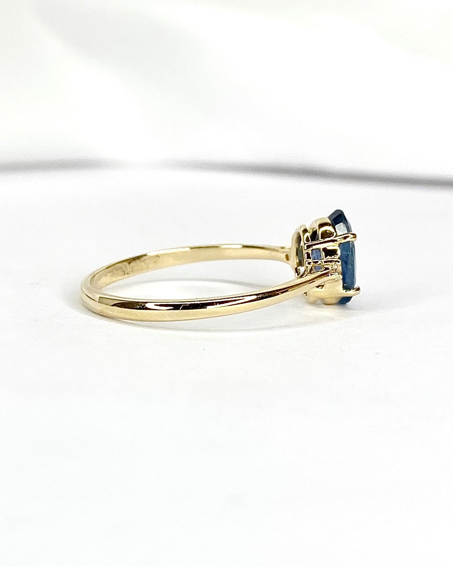 Bague Trilogie Saphir bleu lagon 1.25 carat &amp; Diamants "Anna"