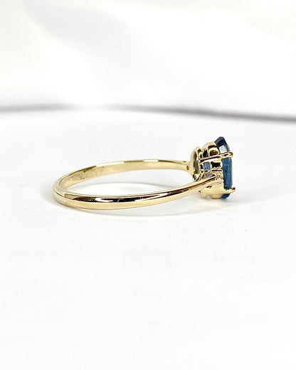 Bague Trilogie Saphir bleu lagon 1.25 carat &amp; Diamants "Anna"