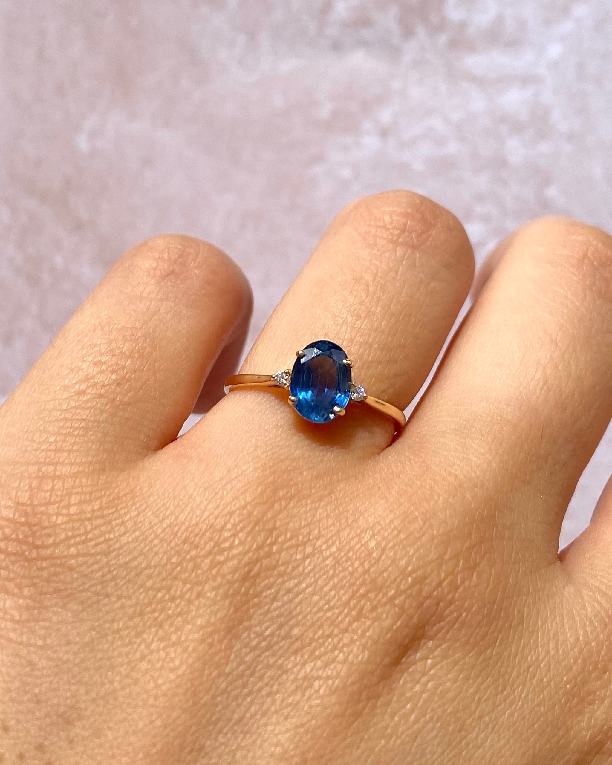 Bague Trilogie Saphir bleu lagon 1.25 carat &amp; Diamants "Anna"