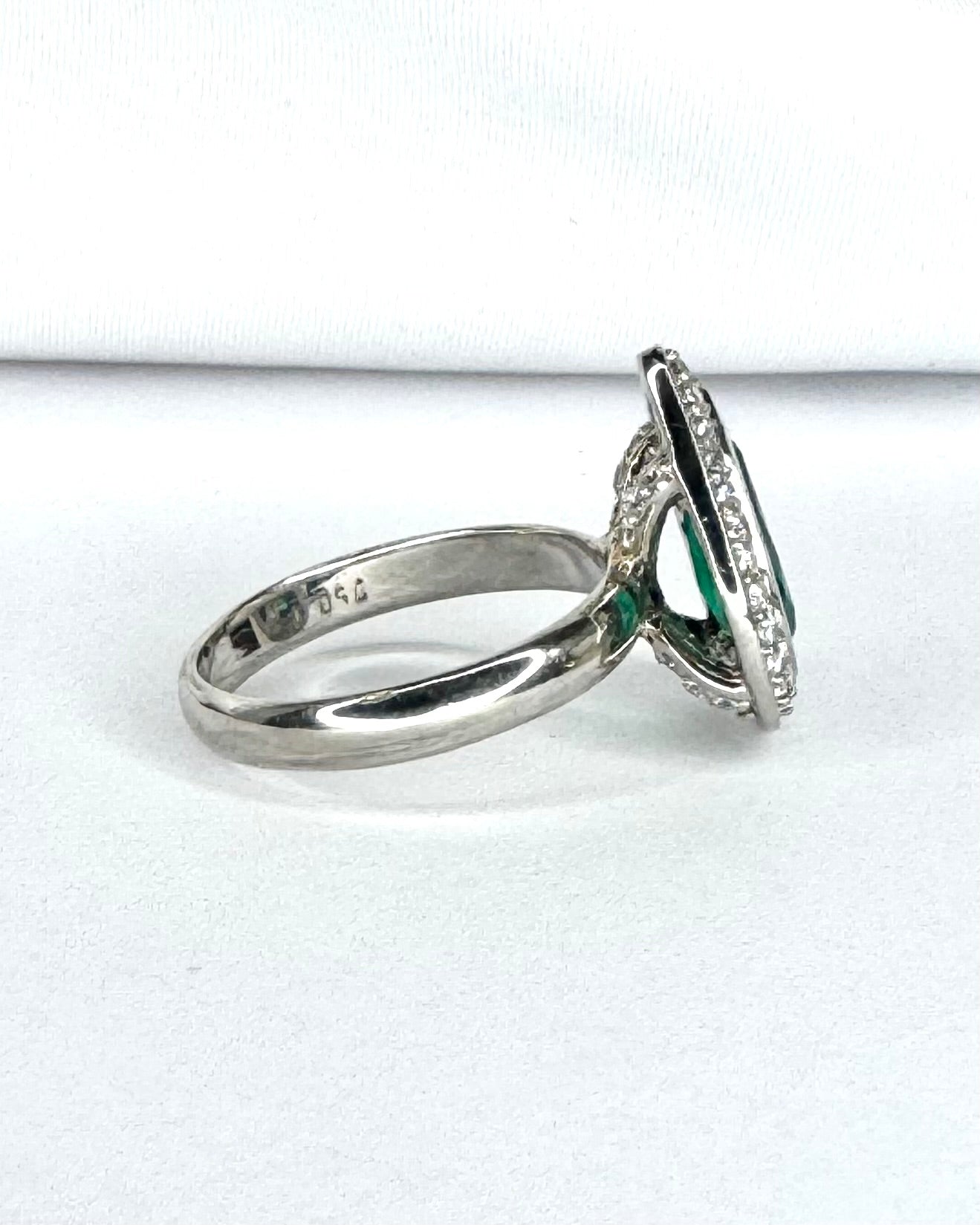 Anillo estilo Art Déco Esmeralda 1.40 quilates y diamantes "Louane"