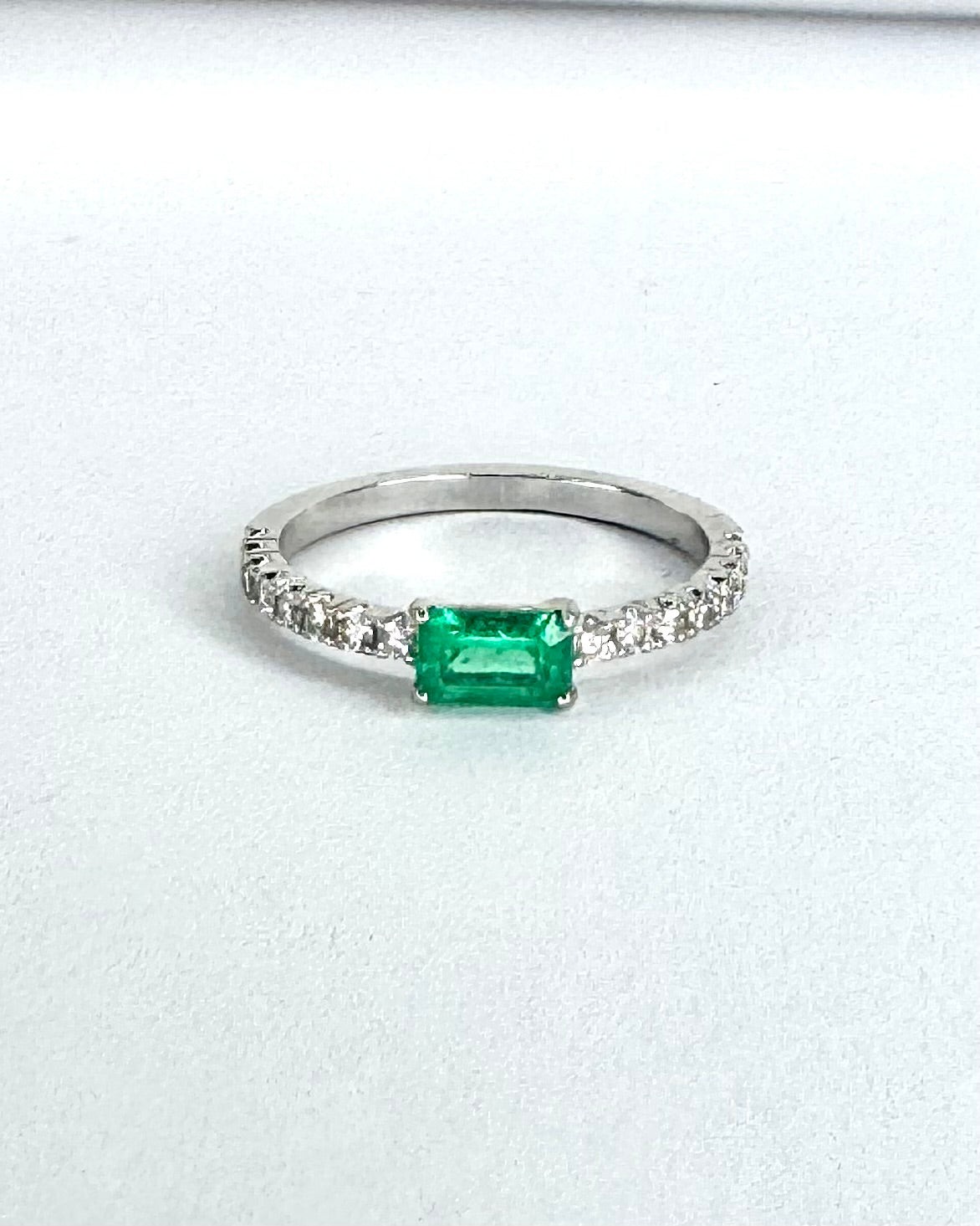 Anillo Pinky Solitario Esmeralda y 16 Diamantes "Gina"