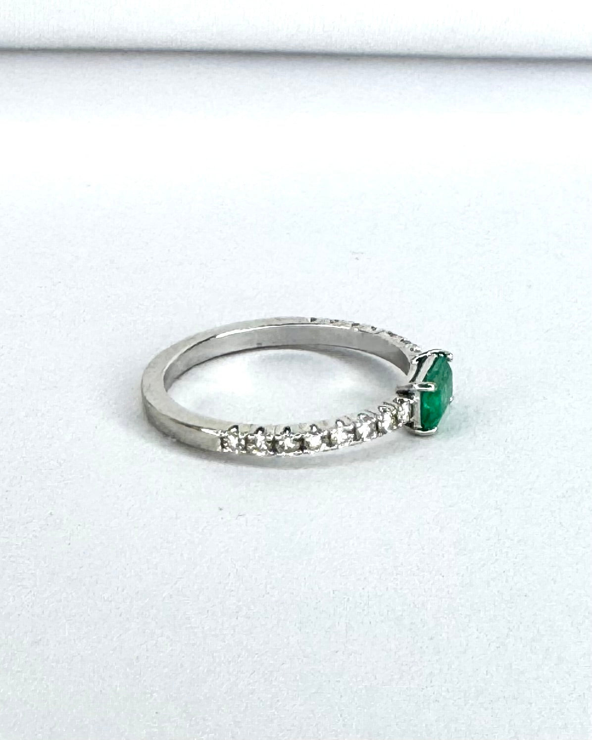 Anillo Pinky Solitario Esmeralda y 16 Diamantes "Gina"
