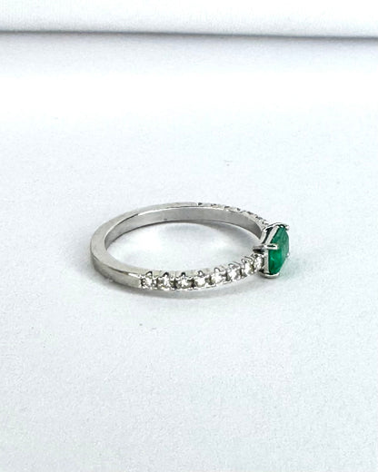 Anillo Pinky Solitario Esmeralda y 16 Diamantes "Gina"