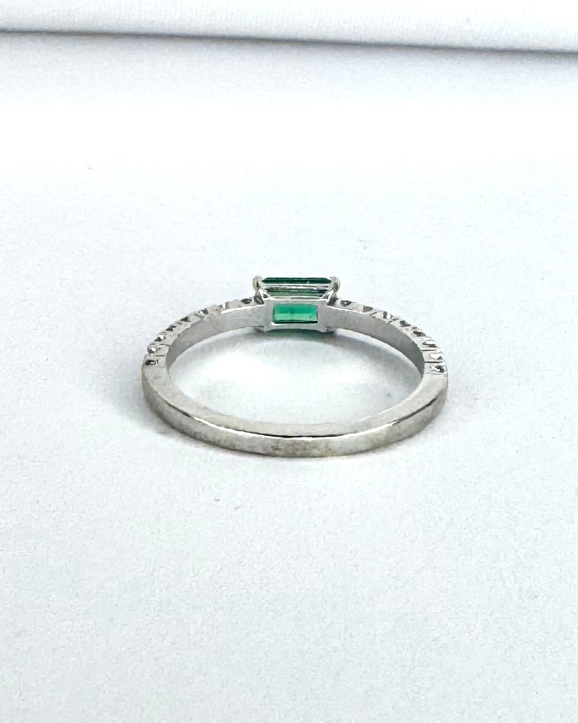 Anillo Pinky Solitario Esmeralda y 16 Diamantes "Gina"