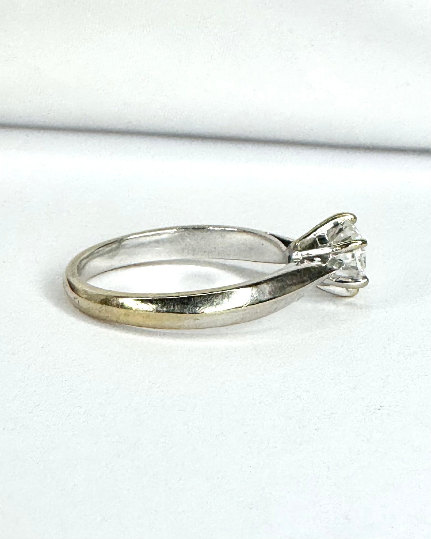 Anillo solitario con diamante 0,85 ct y oro gris de 18 quilates "Romy"
