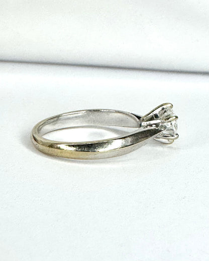 Anillo solitario con diamante 0,85 ct y oro gris de 18 quilates "Romy"