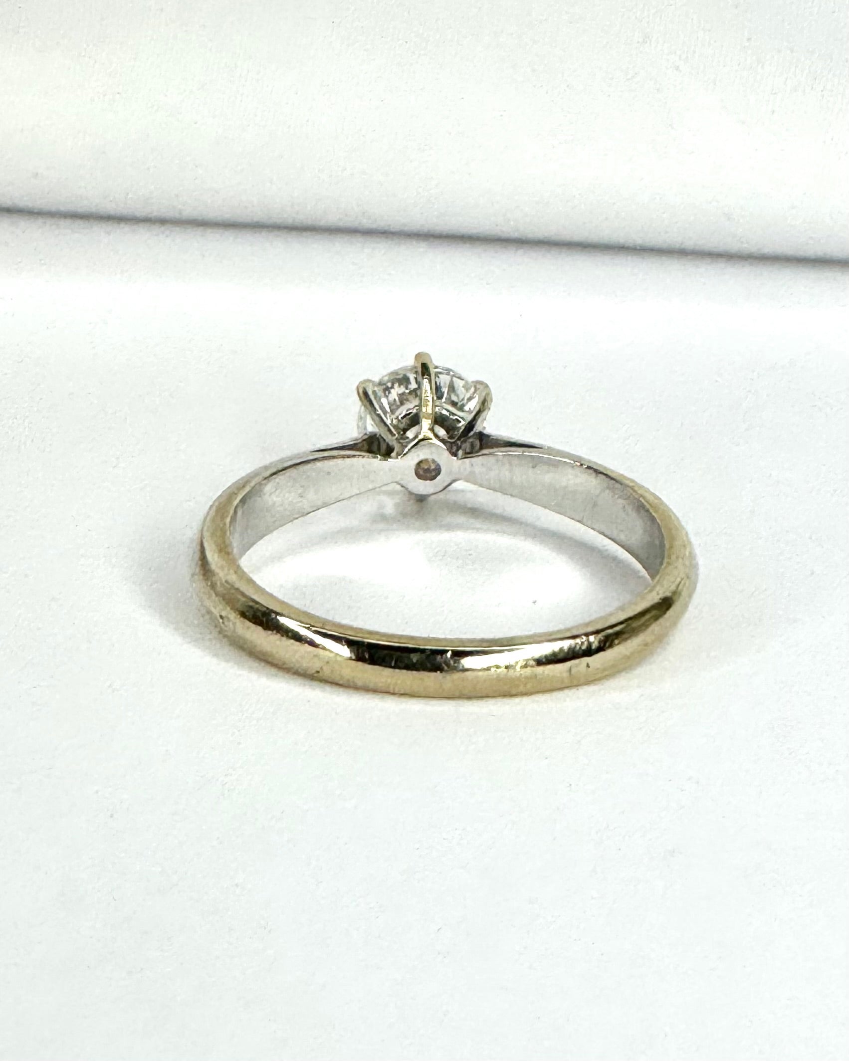 Anillo solitario con diamante 0,85 ct y oro gris de 18 quilates "Romy"