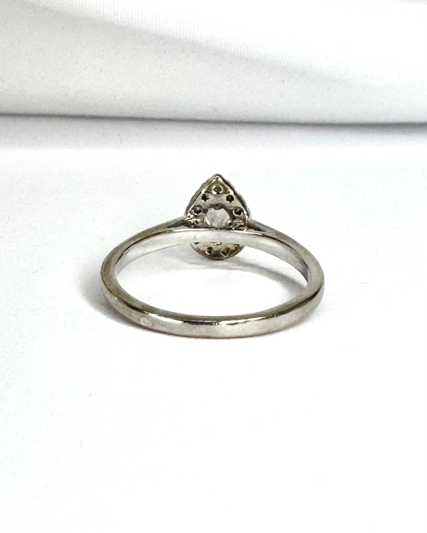 Anillo solitario con diamantes en forma de pera 0.36 quilates "Nine"