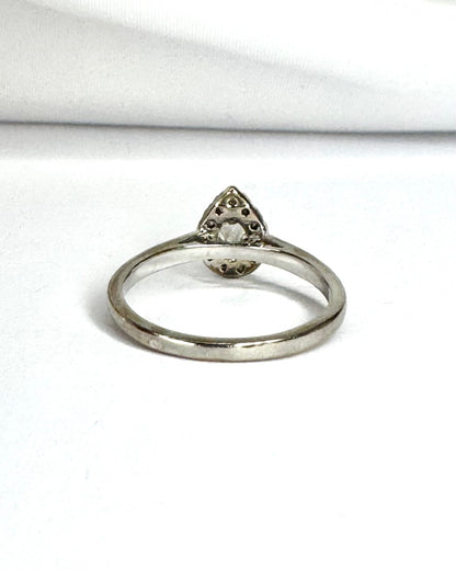 Anillo solitario con diamantes en forma de pera 0.36 quilates "Nine"