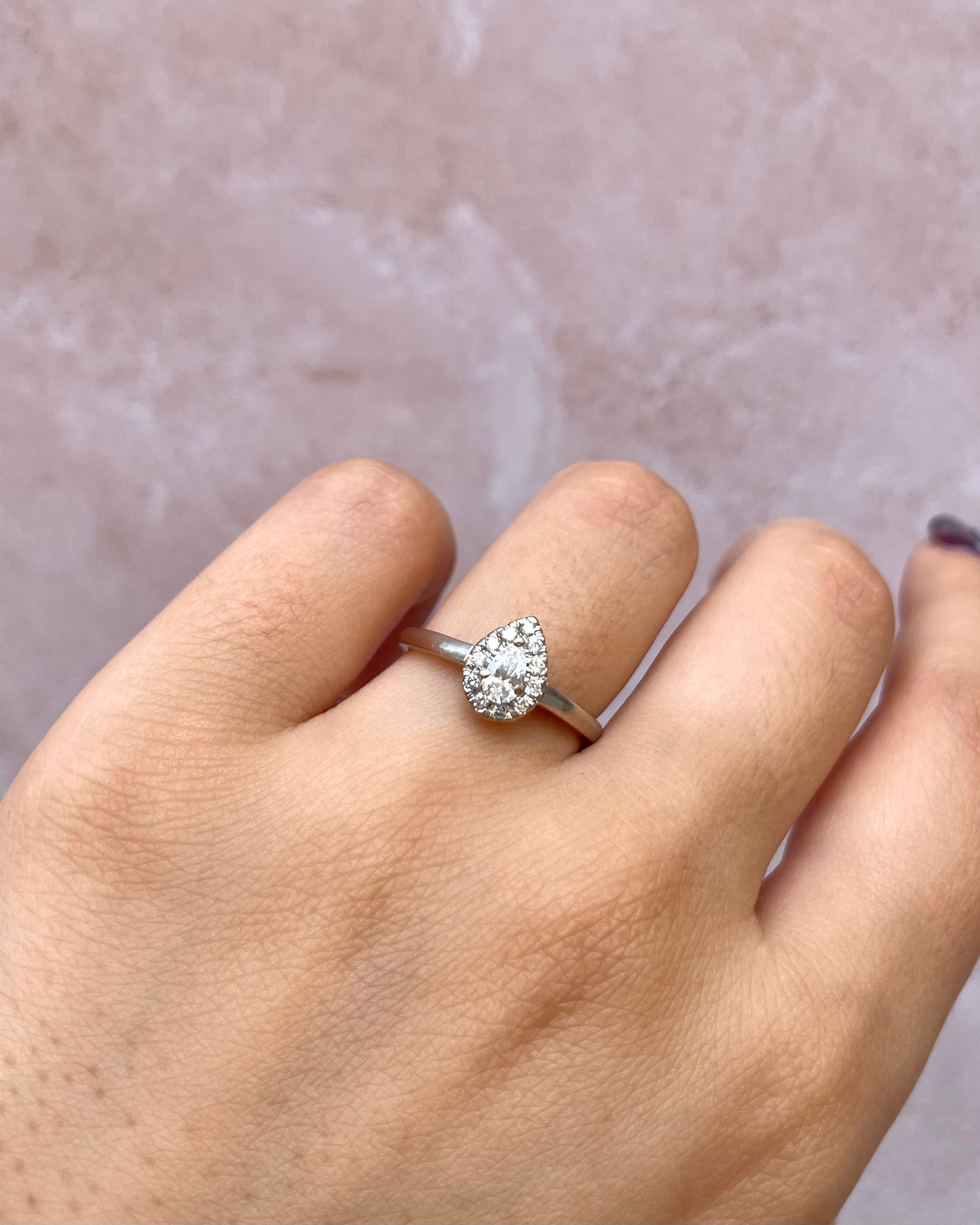 Anillo solitario con diamantes en forma de pera 0.36 quilates "Nine"