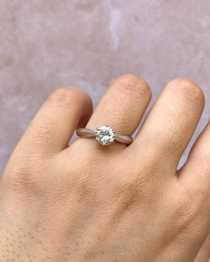 Anillo solitario con diamante 0,85 ct y oro gris de 18 quilates "Romy"
