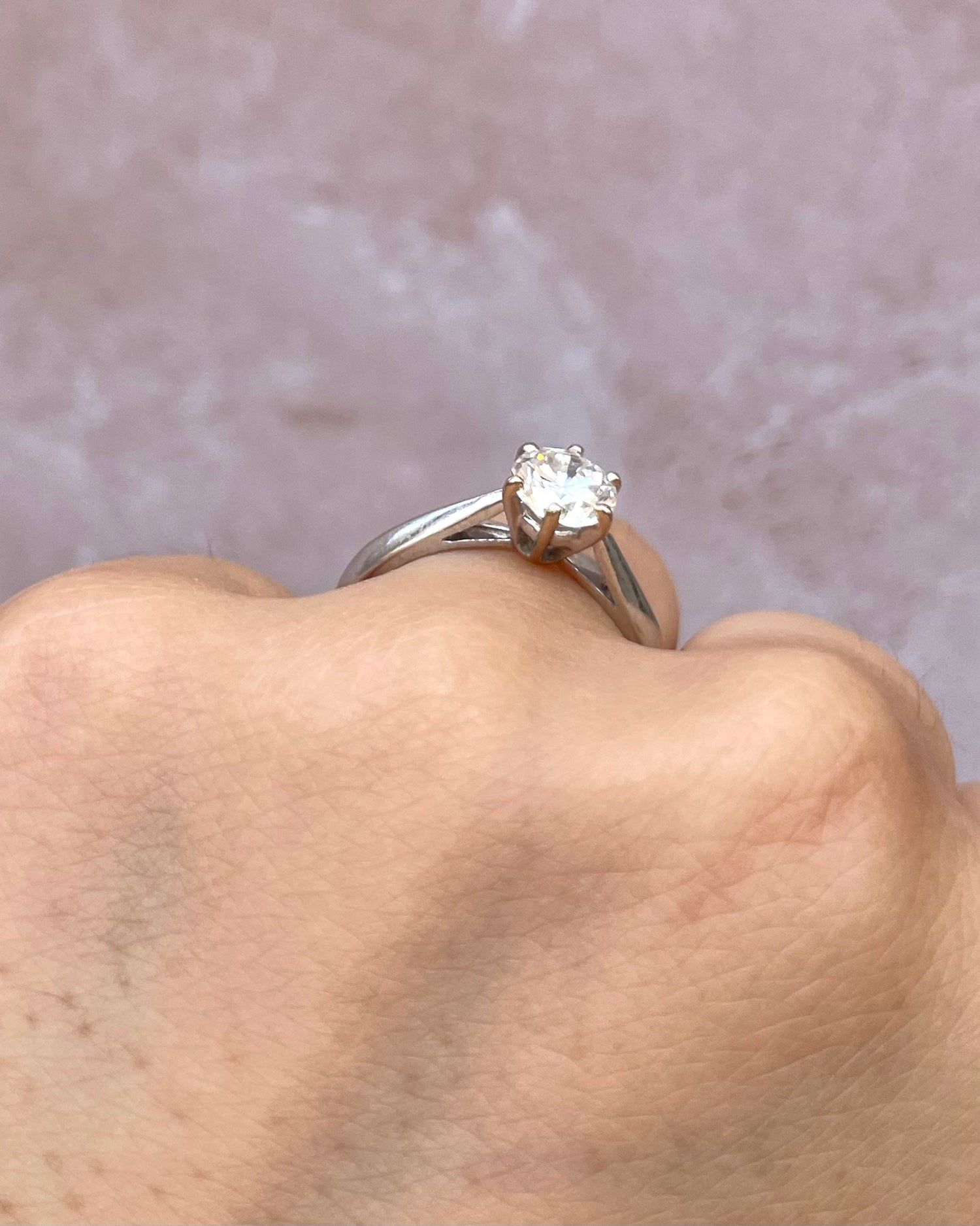 Anillo solitario con diamante 0,85 ct y oro gris de 18 quilates "Romy"
