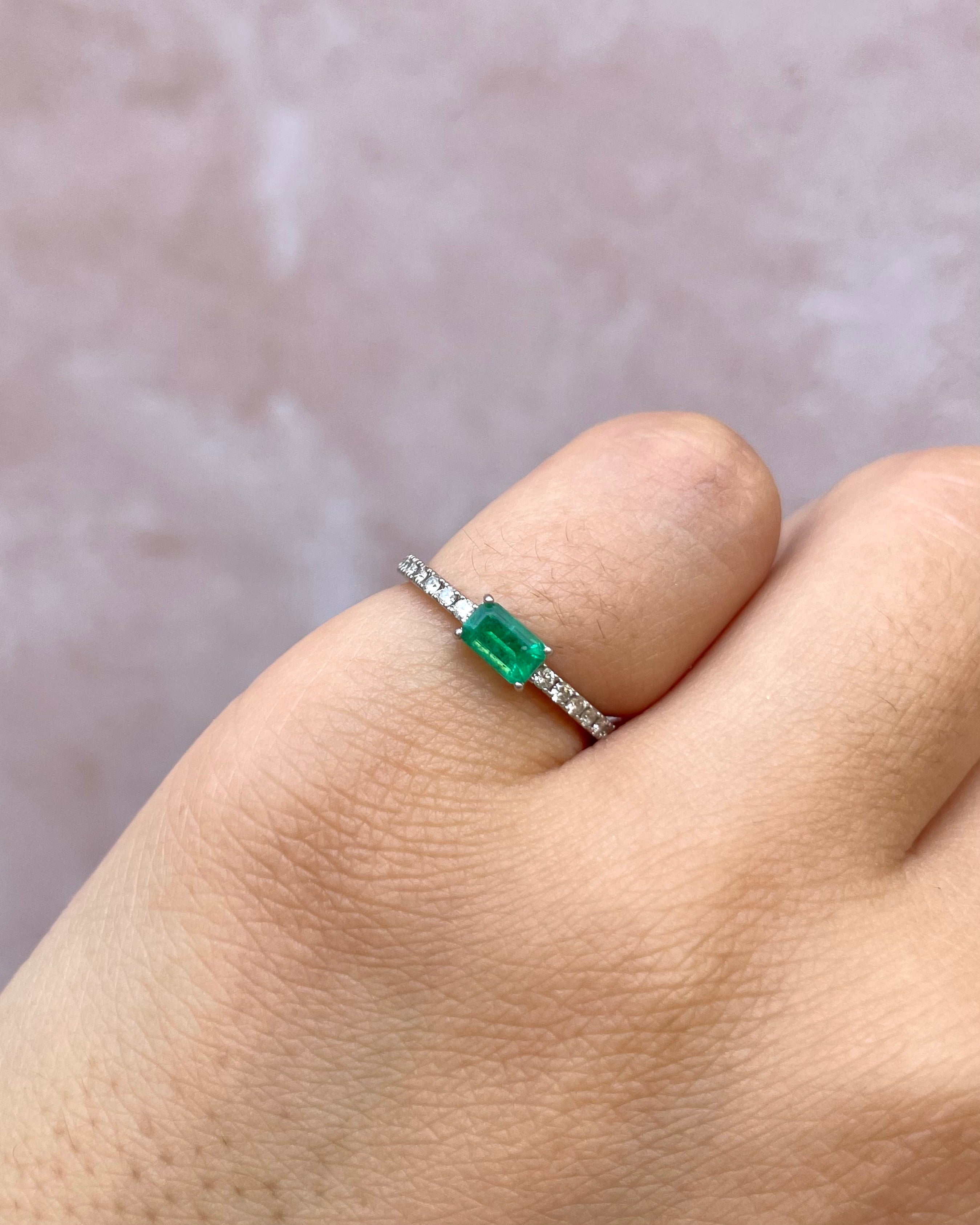 Anillo Pinky Solitario Esmeralda y 16 Diamantes "Gina"