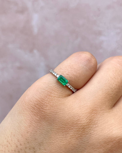 Anillo Pinky Solitario Esmeralda y 16 Diamantes "Gina"