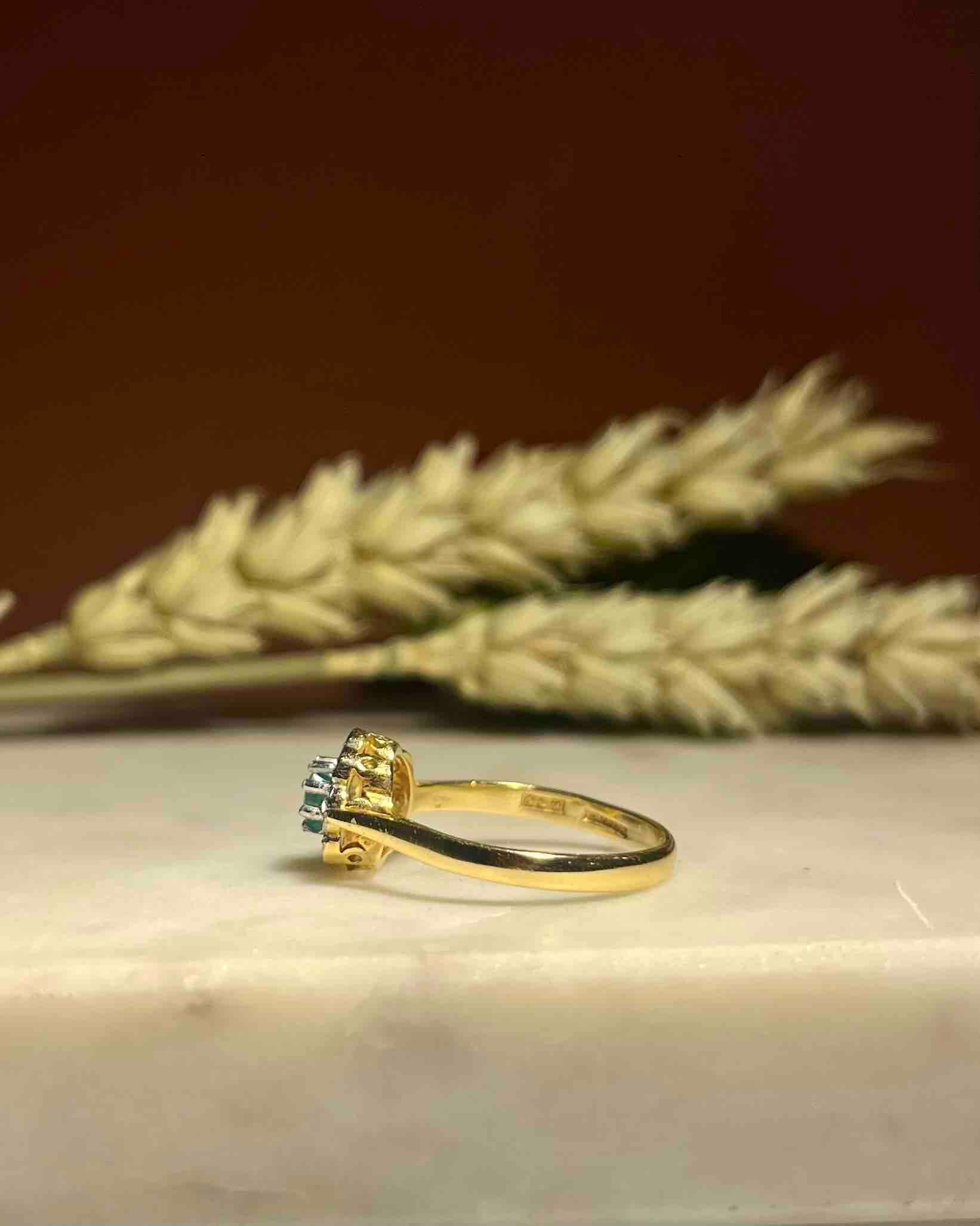 Anillo "Cécilia" con margaritas de diamantes y esmeraldas