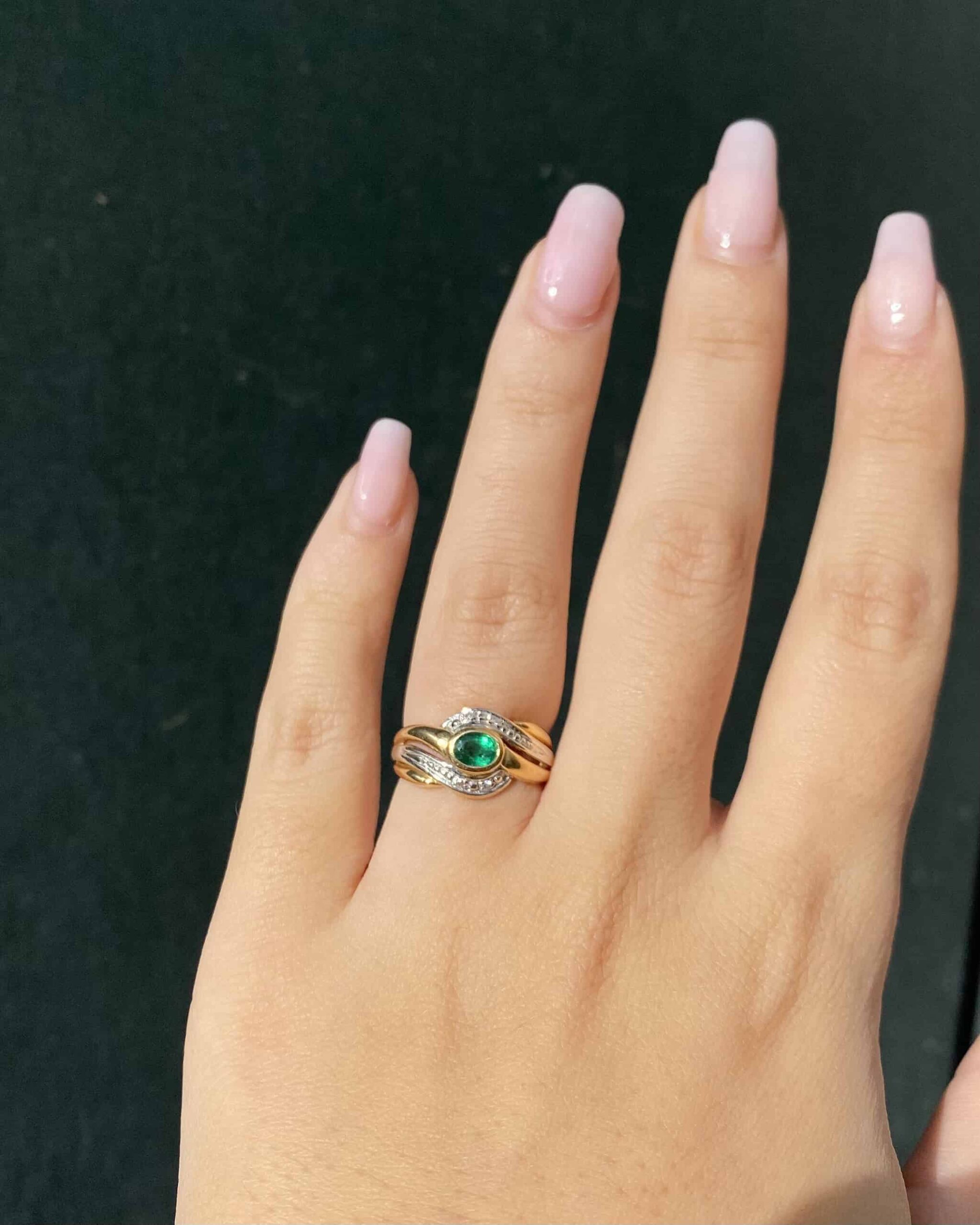 Anillo "Sabrina" con tourbillon de esmeraldas y diamantes