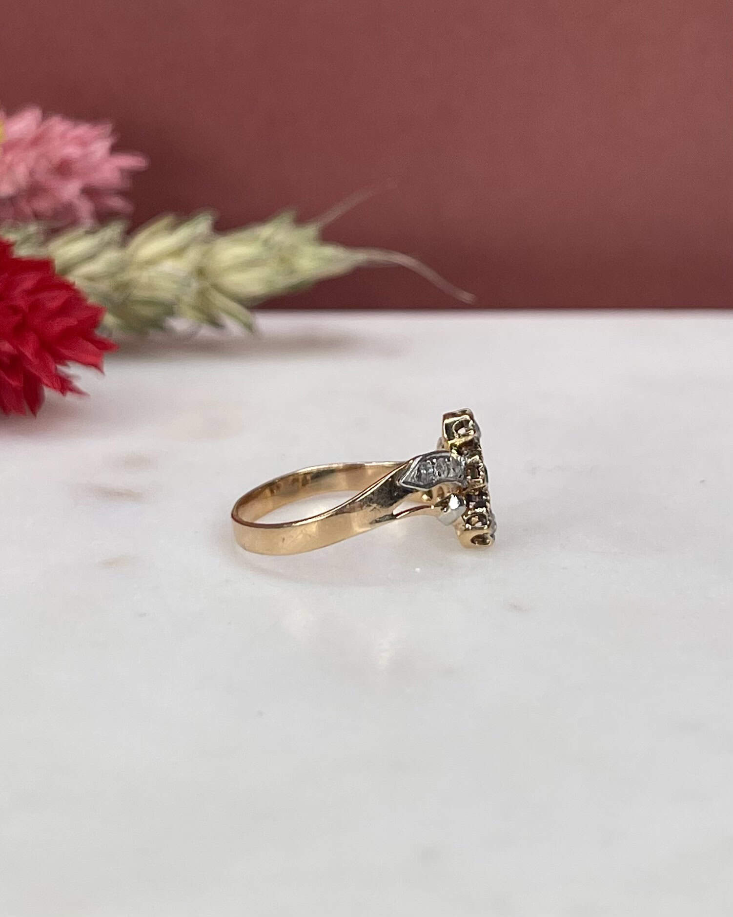 Bague Tourbillon Art-Déco Émeraude et Diamants "Aurore" - Elliade Paris