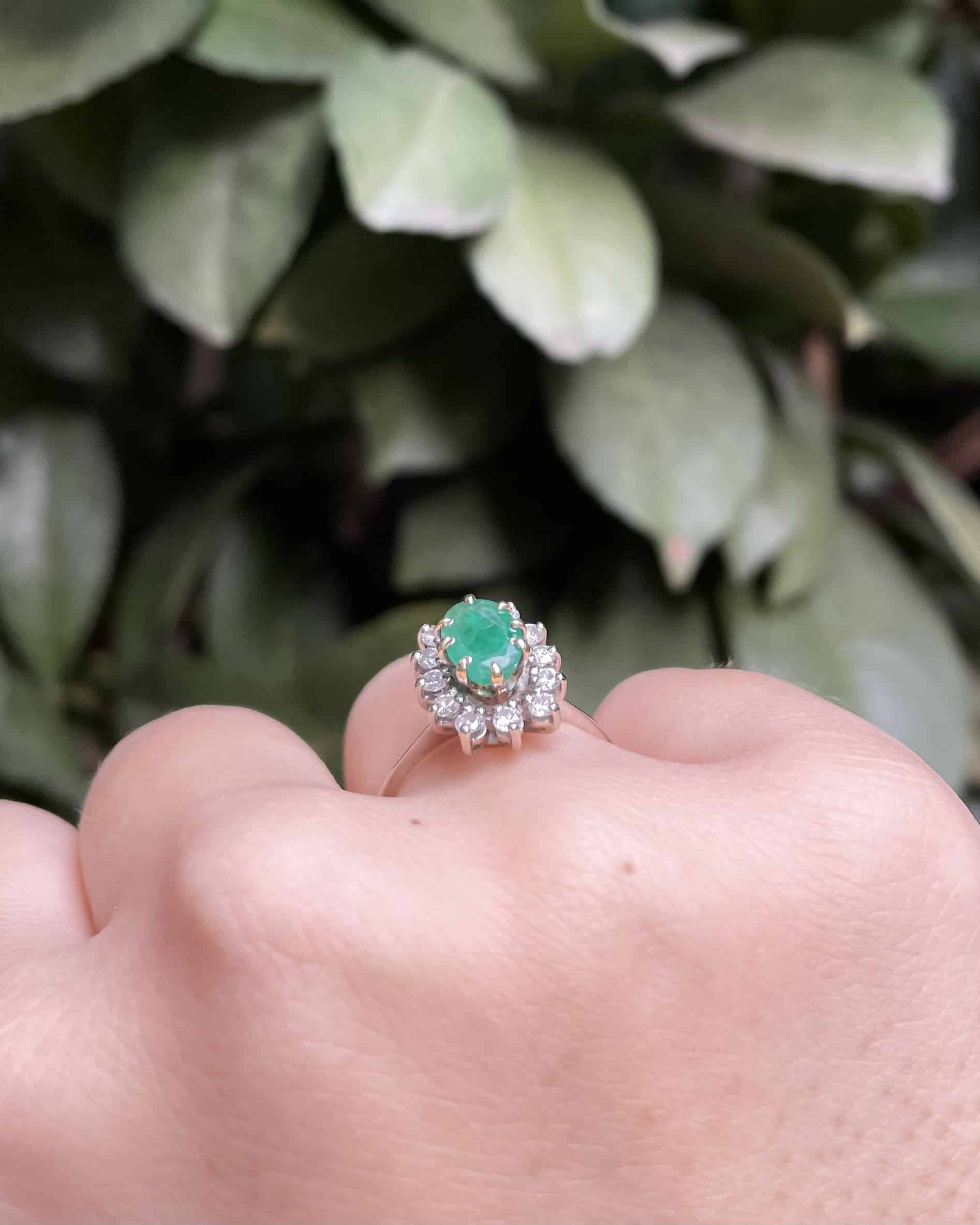 Bague Marguerite Émeraude 0.70 carat &amp; Diamants "Niya" - Elliade Paris