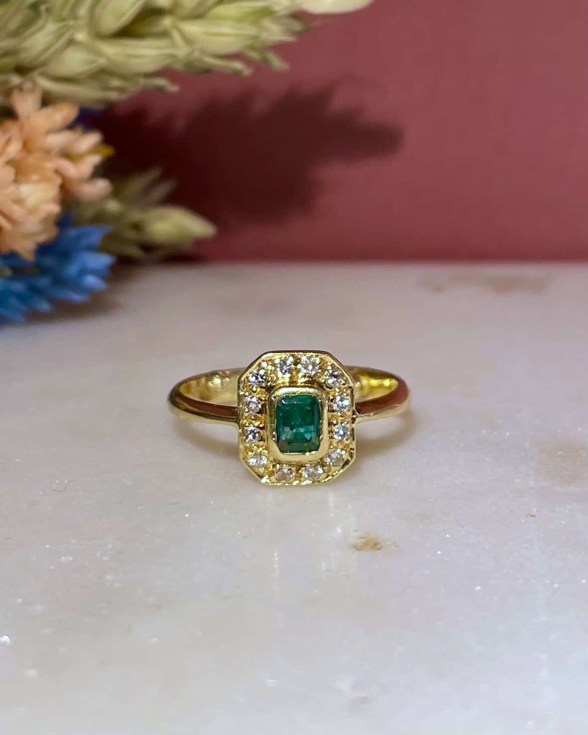 Bague Art-Déco Emeraude 0.35 carat &amp; Diamants "Hailey" - Elliade Paris
