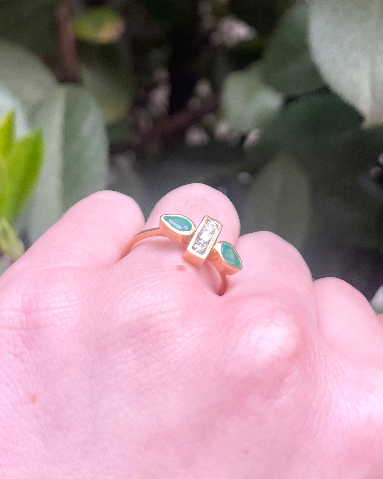 Anillo de diamantes y esmeraldas de 0,30 quilates &quot;Luciérnaga&quot;